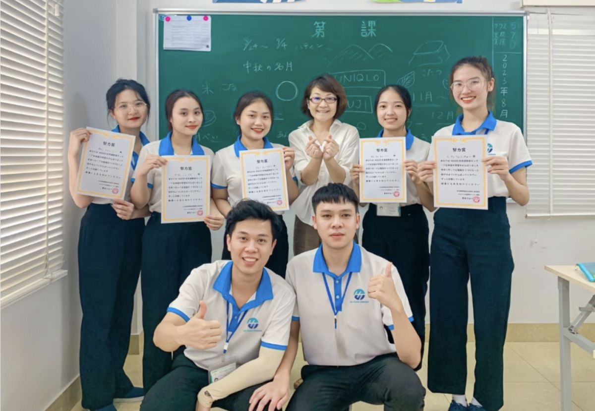 Hoạt động trao giấy khen cho học sinh khá giỏi tại Trung tâm ngoại ngữ Hà Thành Global