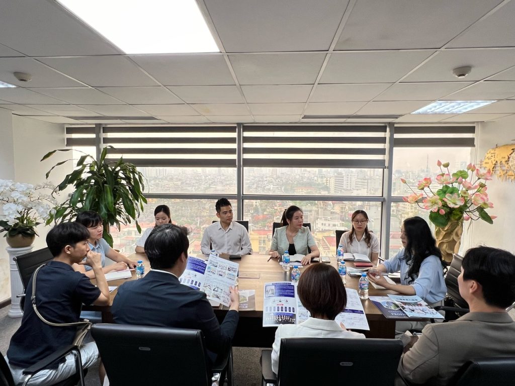 Công ty Âu Cơ làm việc với các đối tác nước