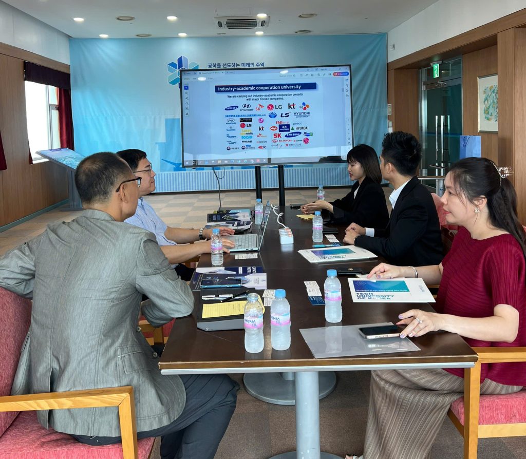 Buổi làm việc của ban lãnh đạo trường và Công ty Hà Thành Global