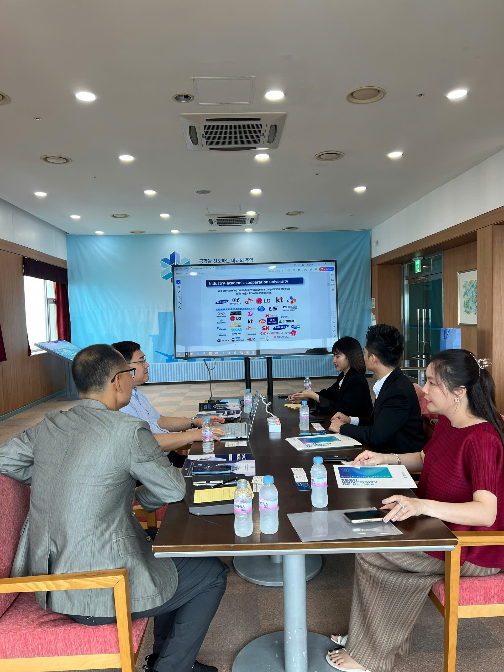 Hà Thành Global làm việc với trường TUK
