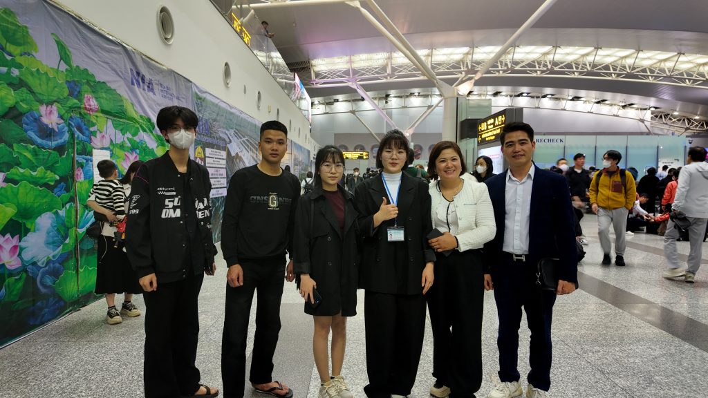 Gia đình học viên Hà Thành Global tiễn bay con đi du học Hàn Quốc