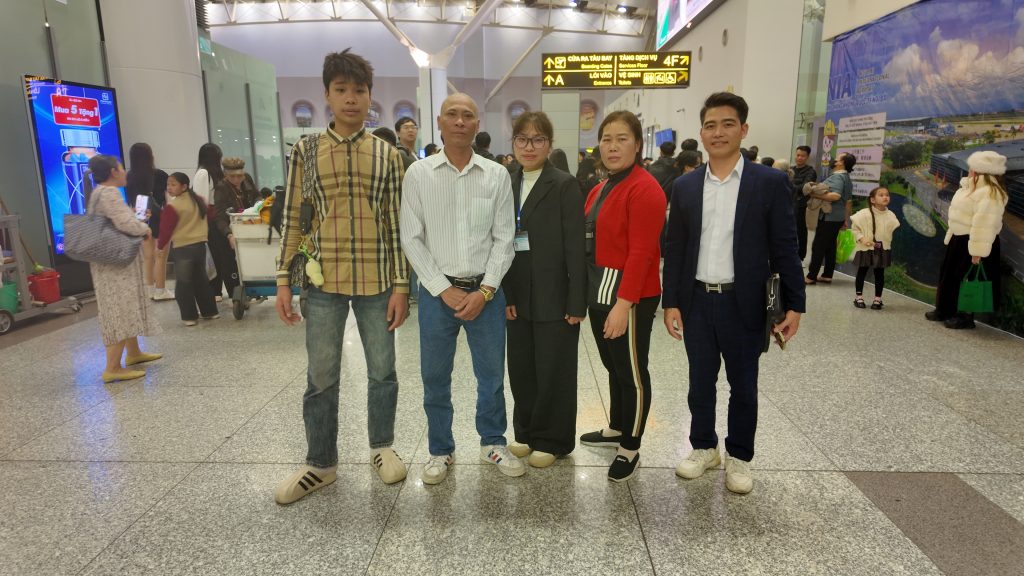 Gia đình học viên Hà Thành Global tiễn bay con đi du học Hàn Quốc