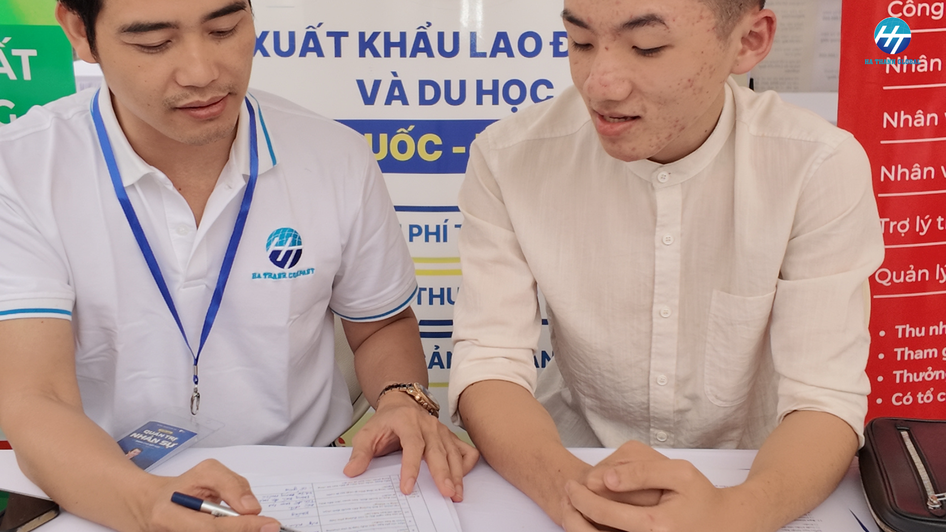 Nộp hồ sơ tại cơ quan lãnh sự